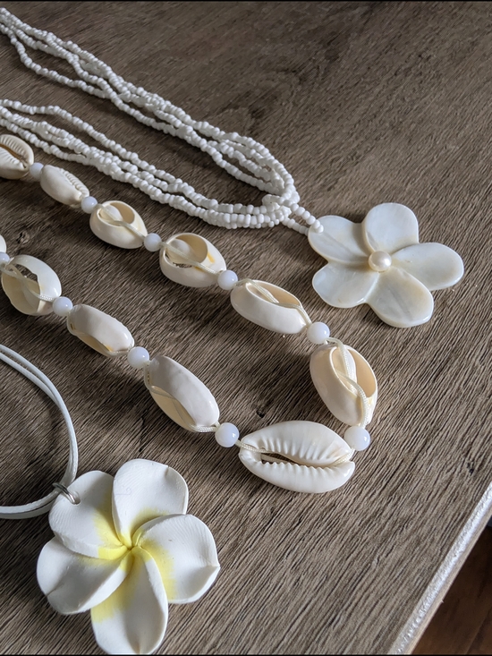 Ardene Jewelry - Shell and Plumeria White Beach Necklace Set